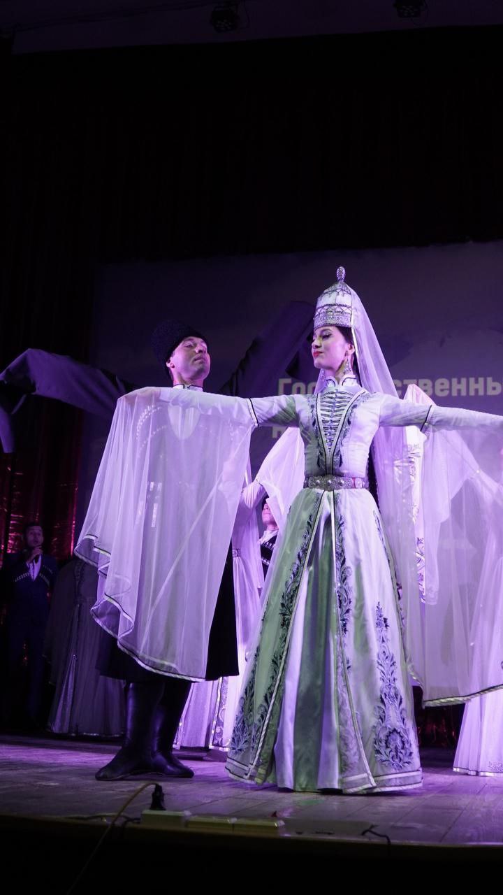 15 сентября в рамках XXIII Международного фестиваля мастеров искусств «Мир Кавказу», приуроченный к празднованию Дня государственности республики состоялся концерт