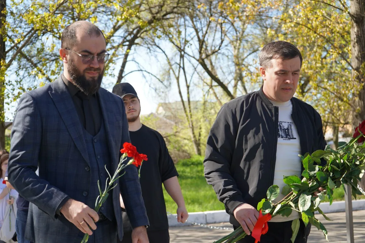 Возложение на памятник 