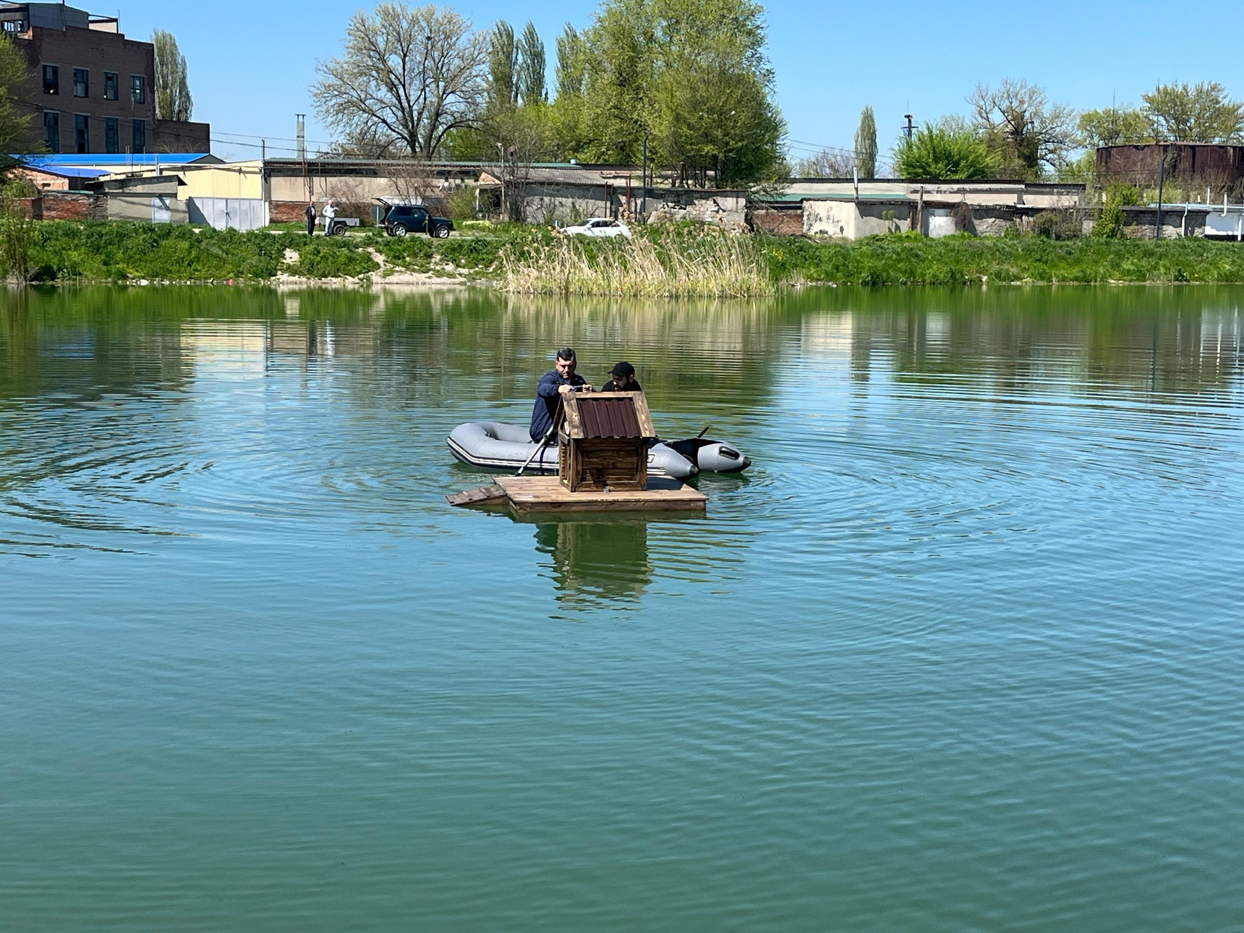 Благоустройство водоема: в городском парке установили плавучие домики для уток